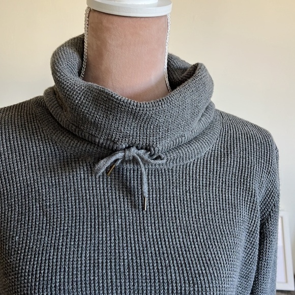 Lauren sweatshirt/top, gray waffle knit, with drawstring turtleneck, size L - Picture 4 of 9